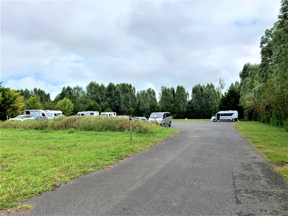 Aire camping-car  Mont-Saint-Michel (50170) - Photo 2